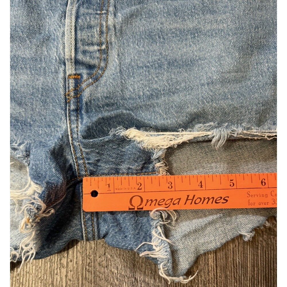 Levi’s 501 Cutoff Shorts Women’s W27 Button Fly Raw Hem Medium Wash Denim - Picture 9 of 12